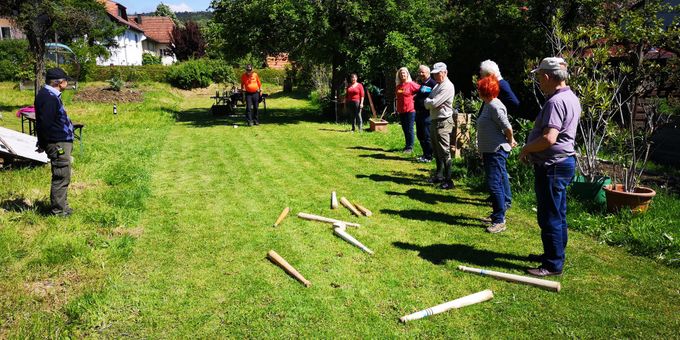 12 Mitglieder des SB Leonding und einige Zuschauer feierten den Auftakt der Stöbler-Saison
